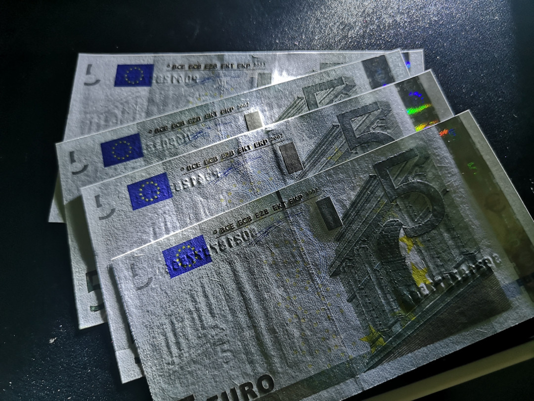 《外钞收藏家》第一百二十四期拍卖 一签5欧四张 全新UNC