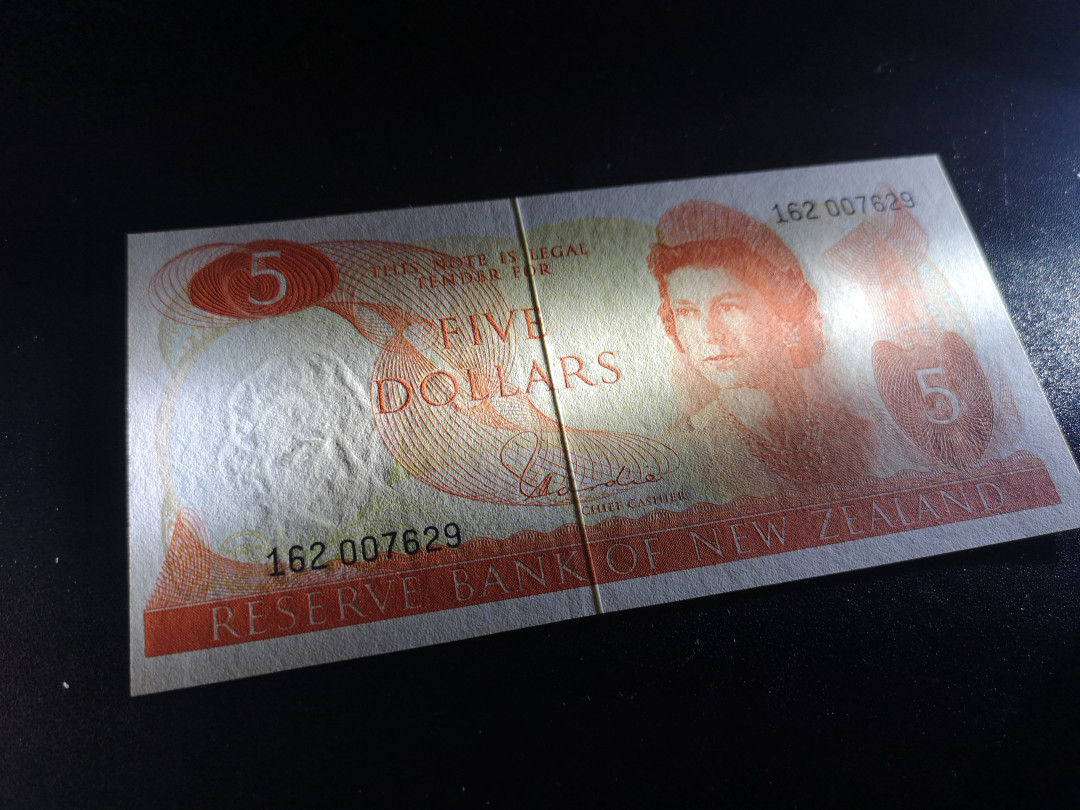 《外钞收藏家》第一百二十四期拍卖 新西兰5刀 全新UNC