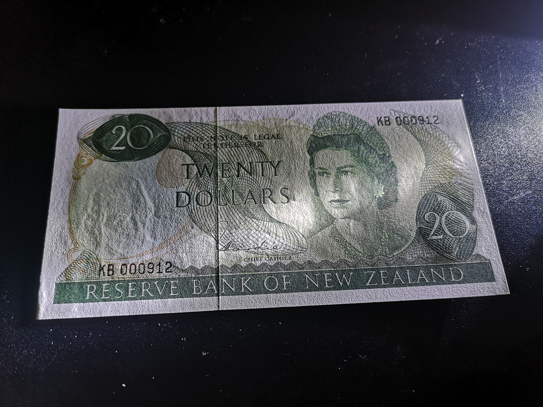 《外钞收藏家》第一百二十四期拍卖 新西兰20刀 全新UNC 912百位号