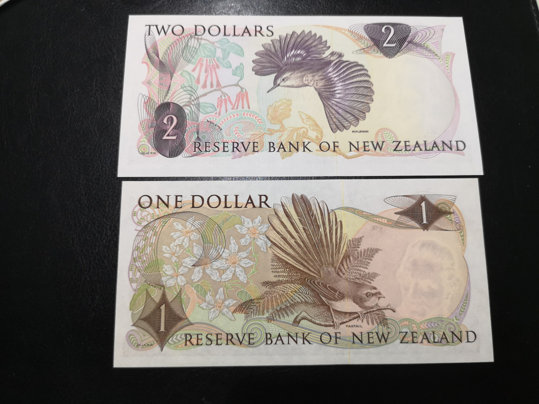 《外钞收藏家》第一百二十四期拍卖 新西兰1、2刀 两张 全新UNC 都是尾8