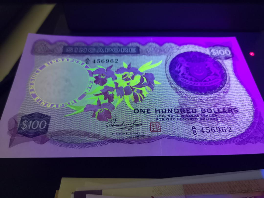 《外钞收藏家》第一百二十四期拍卖 新加坡花版100元 AU 有中折 如图 纸张整体还不错