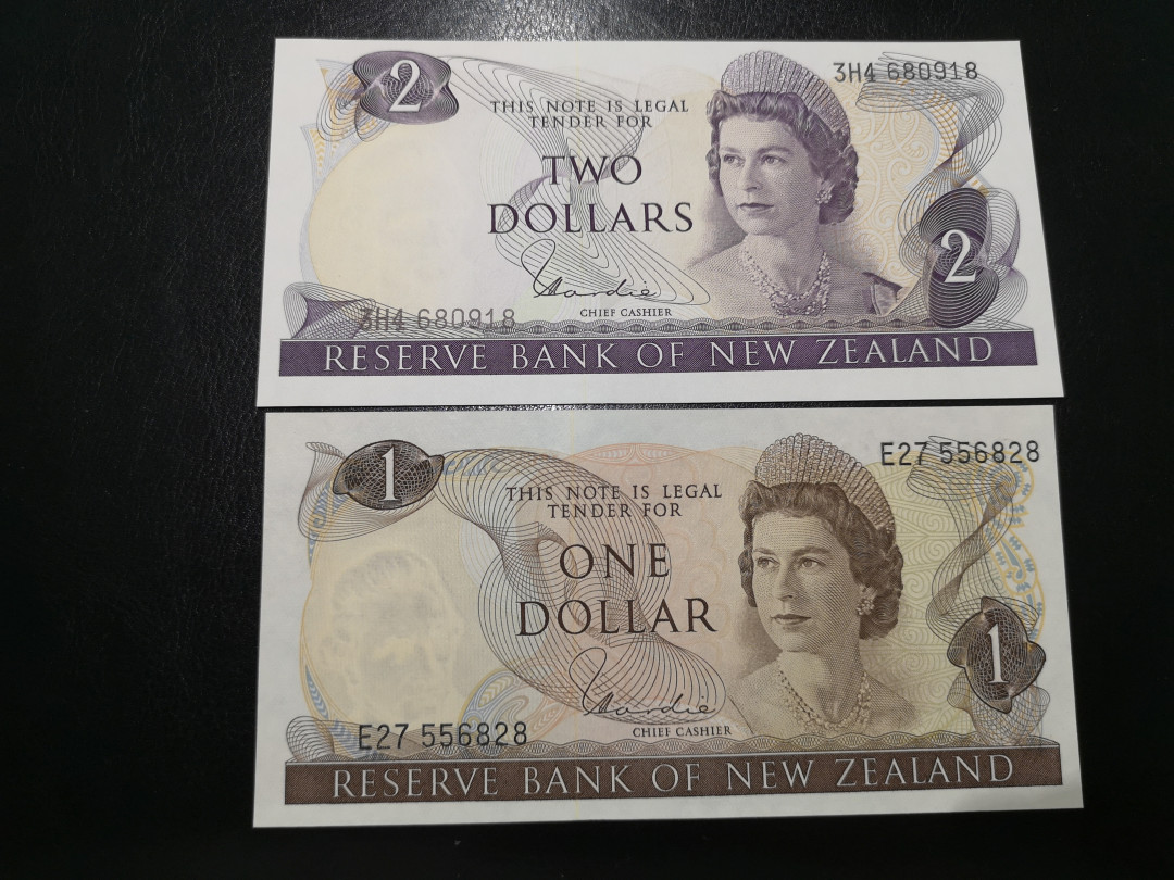 《外钞收藏家》第一百二十四期拍卖 新西兰1、2刀 两张 全新UNC 都是尾8