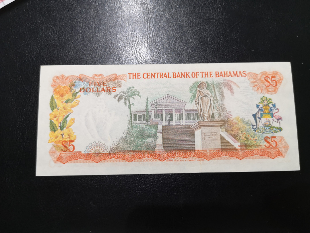 《外钞收藏家》第一百二十四期拍卖 巴哈马 彩背 5刀  近全新 有2个斑点