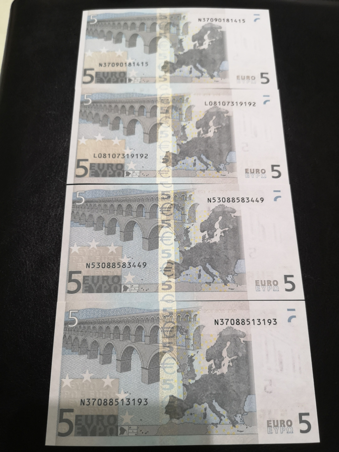 《外钞收藏家》第一百二十四期拍卖 二签5欧四张 全新UNC