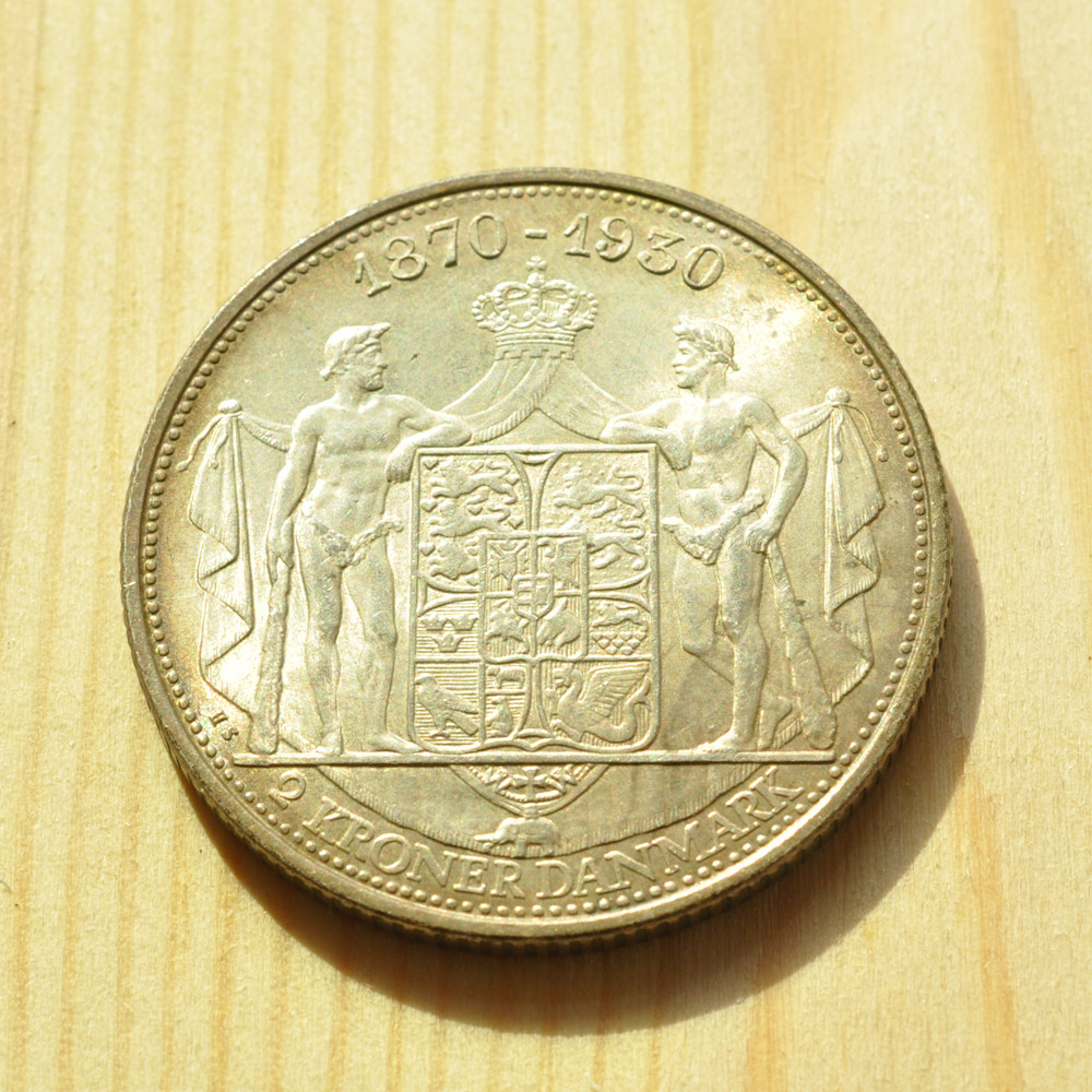 《竞宝斋》钱币微拍-第3场（0佣金包邮） 五彩原光 丹麦1930年国王六十大寿2克朗银币   重量：   15g    直径：  31.2 mm