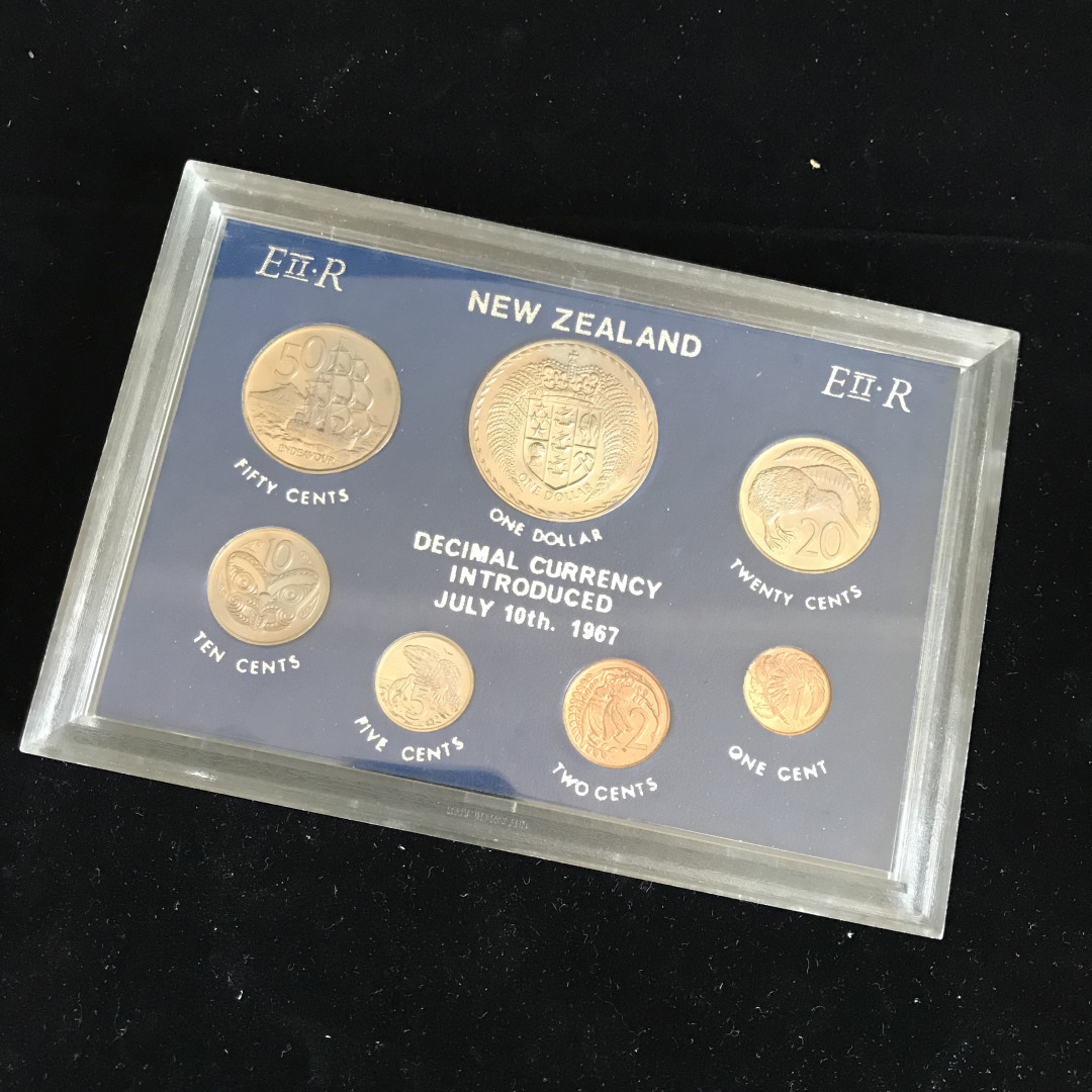 《竞宝斋》钱币微拍-第3场（0佣金包邮） 新西兰1973年 盒装套币 （盒子背面有裂）