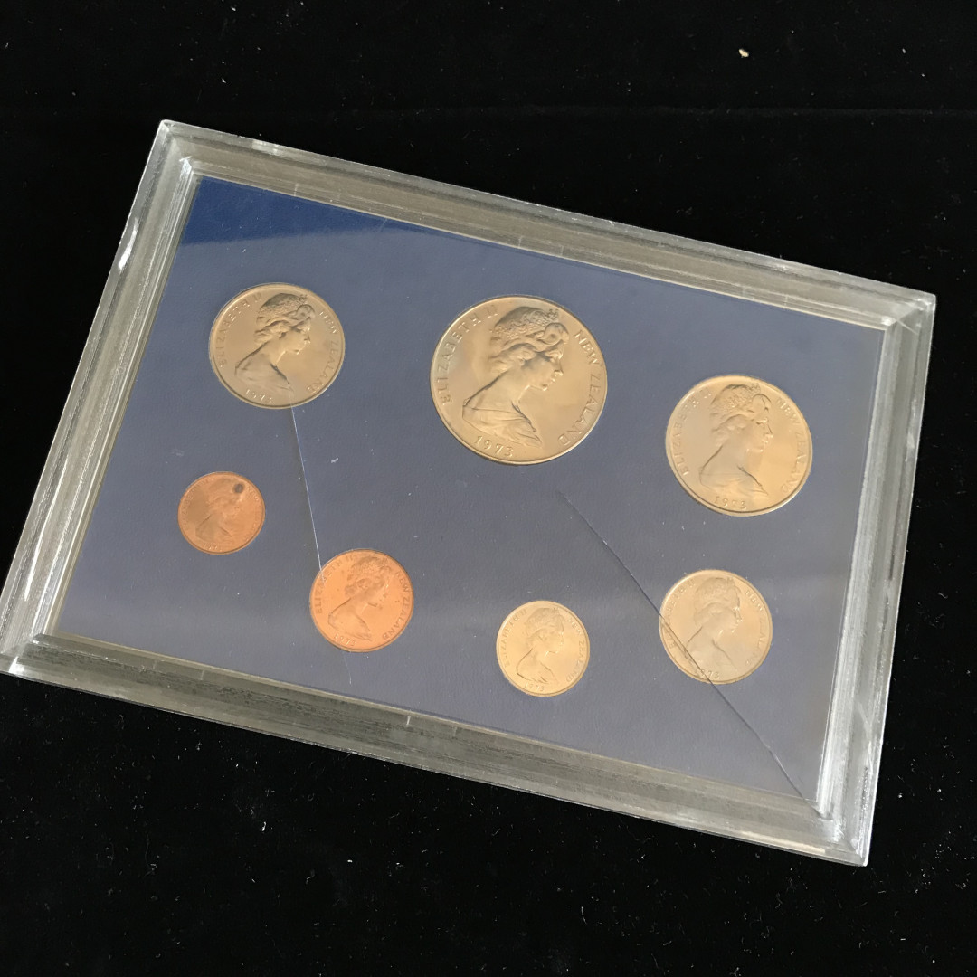 《竞宝斋》钱币微拍-第3场（0佣金包邮） 新西兰1973年 盒装套币 （盒子背面有裂）