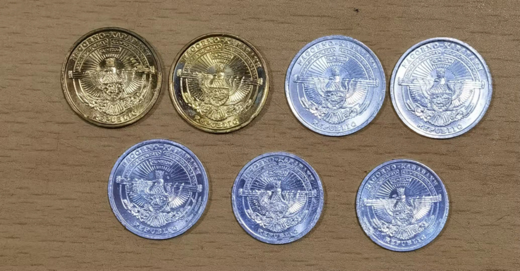 北京马甸外币专卖微拍第五十九场，非贵金属纪念币，流通币专场，陆续上新，欢迎关注 2004年阿塞拜疆纳卡共和国（争议地区）清版流通币7枚/套，品相如图 有塑胶粘过