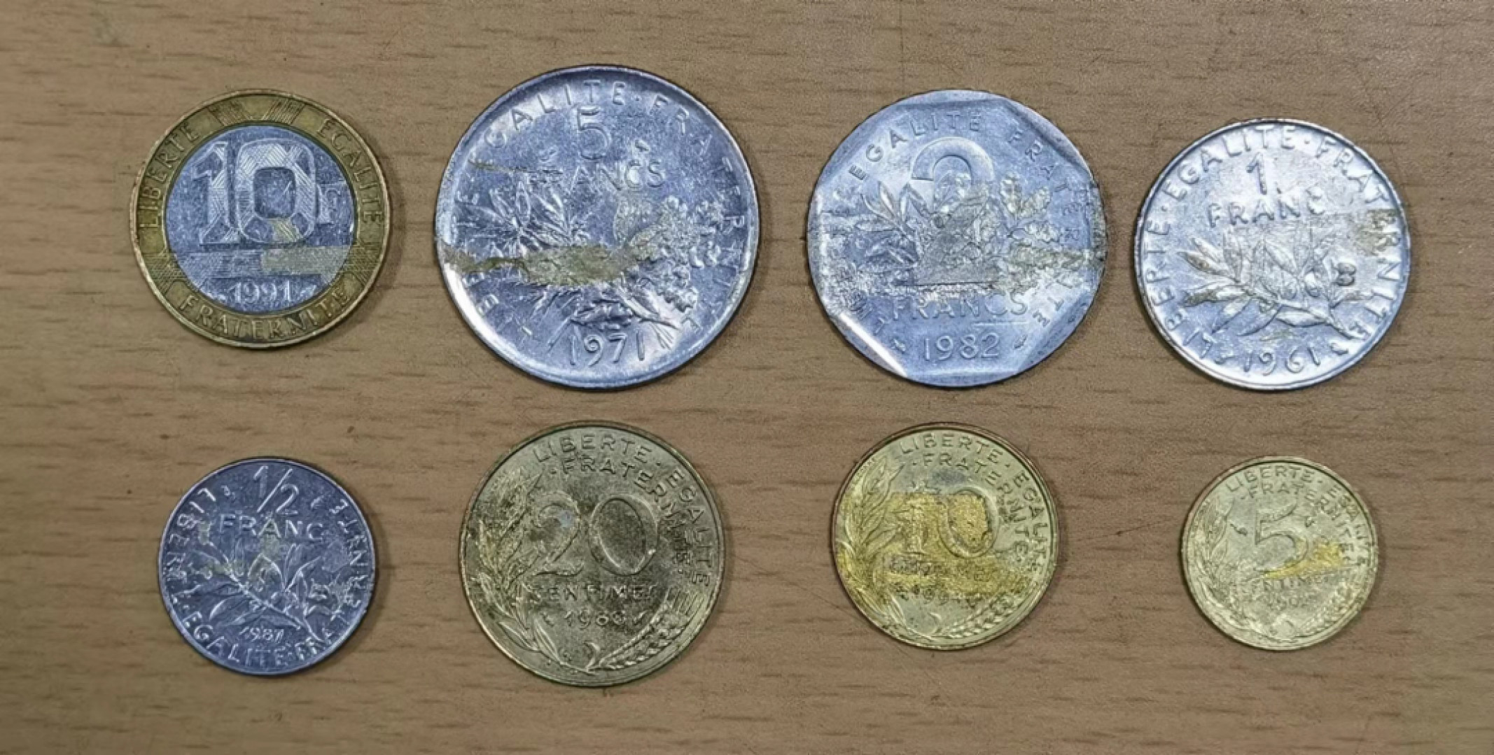 北京马甸外币专卖微拍第五十九场，非贵金属纪念币，流通币专场，陆续上新，欢迎关注 法国，塑胶粘过