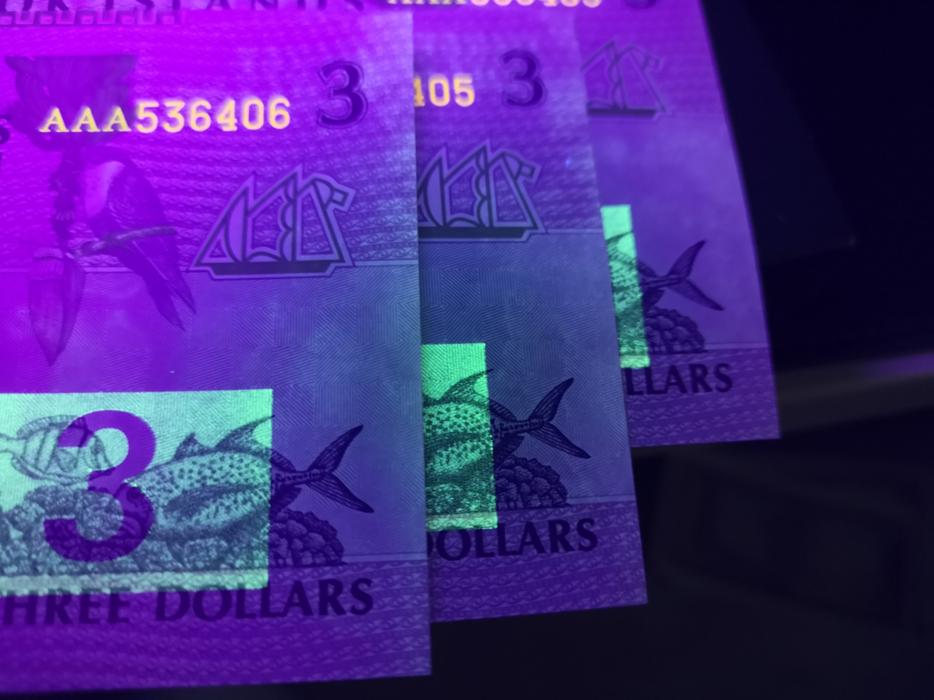 《外钞收藏家》第一百二十五期拍卖 库克群岛3元 四连号 AAA冠 全新 荧光疑似轻微受潮