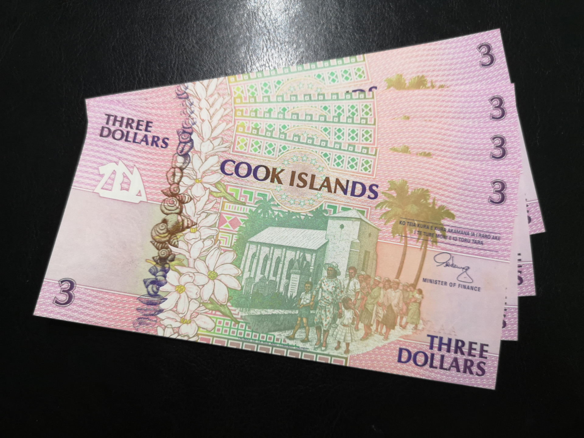 《外钞收藏家》第一百二十五期拍卖 库克群岛3元 四连号 AAA冠 全新 荧光疑似轻微受潮