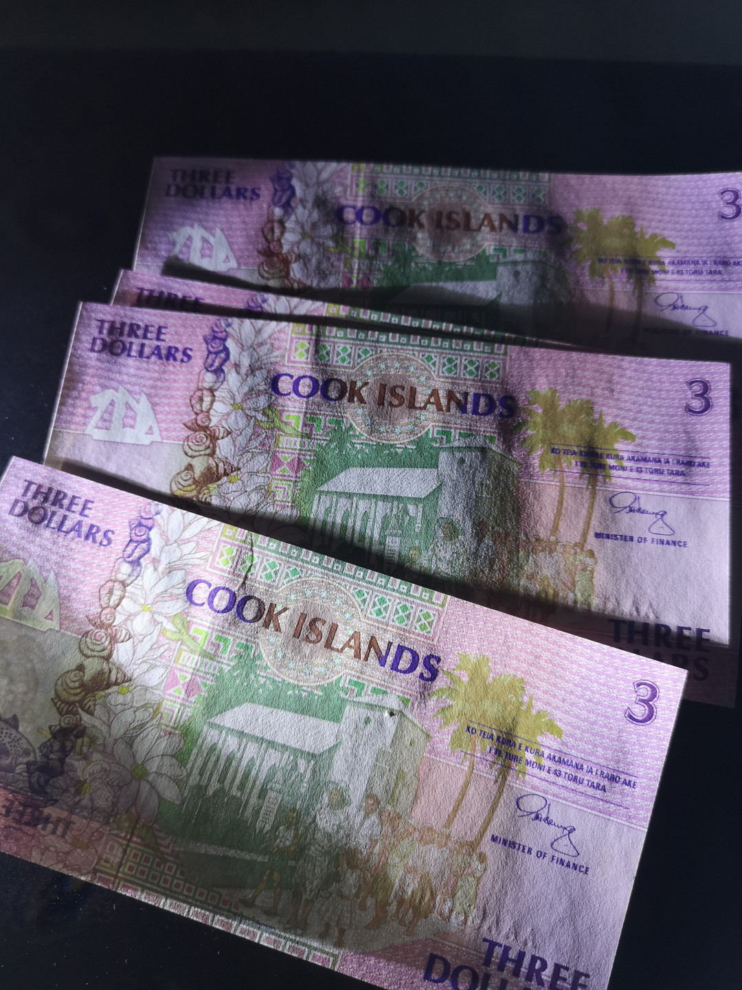 《外钞收藏家》第一百二十五期拍卖 库克群岛3元 四连号 AAA冠 全新 荧光疑似轻微受潮