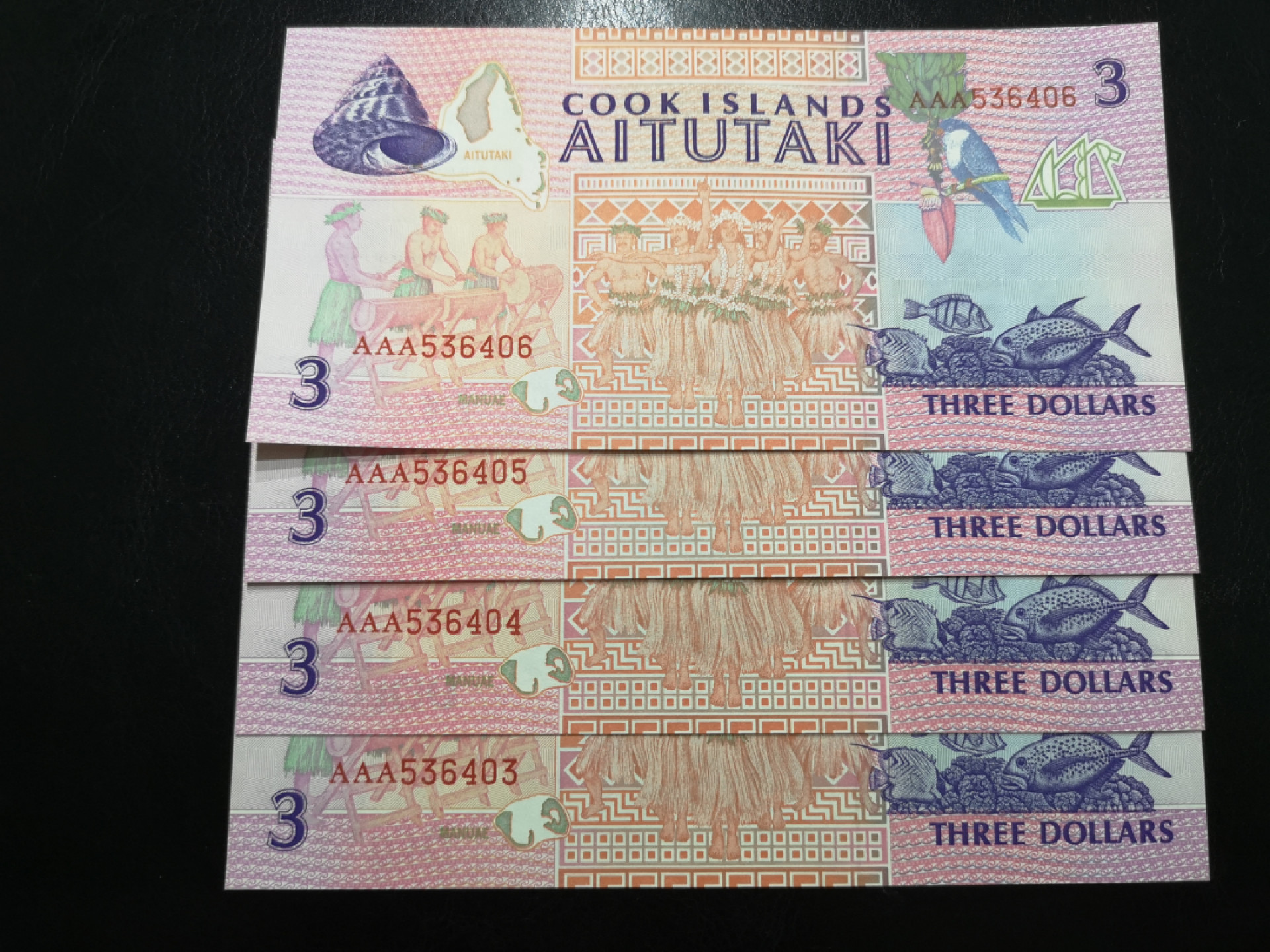 《外钞收藏家》第一百二十五期拍卖 库克群岛3元 四连号 AAA冠 全新 荧光疑似轻微受潮