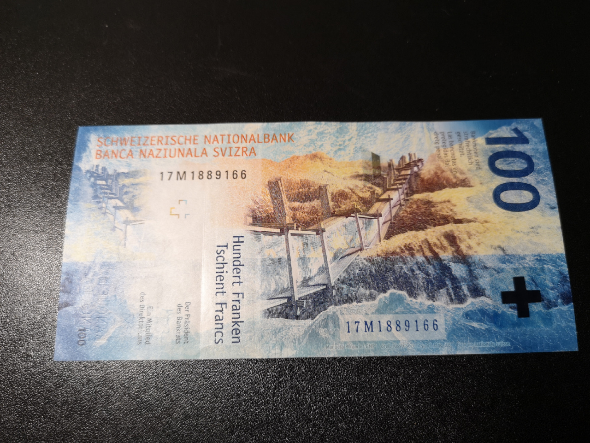 《外钞收藏家》第一百二十六期拍卖 2017年瑞士手版100法郎 AU品相 质地原因 不打测光不明显