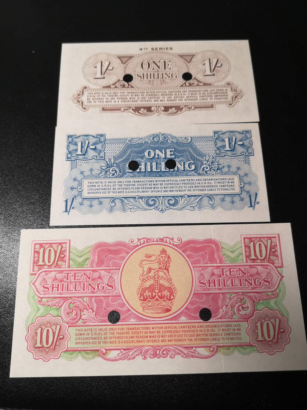 《外钞收藏家》第一百二十六期拍卖 英国军票 三张 已打孔 全新UNC