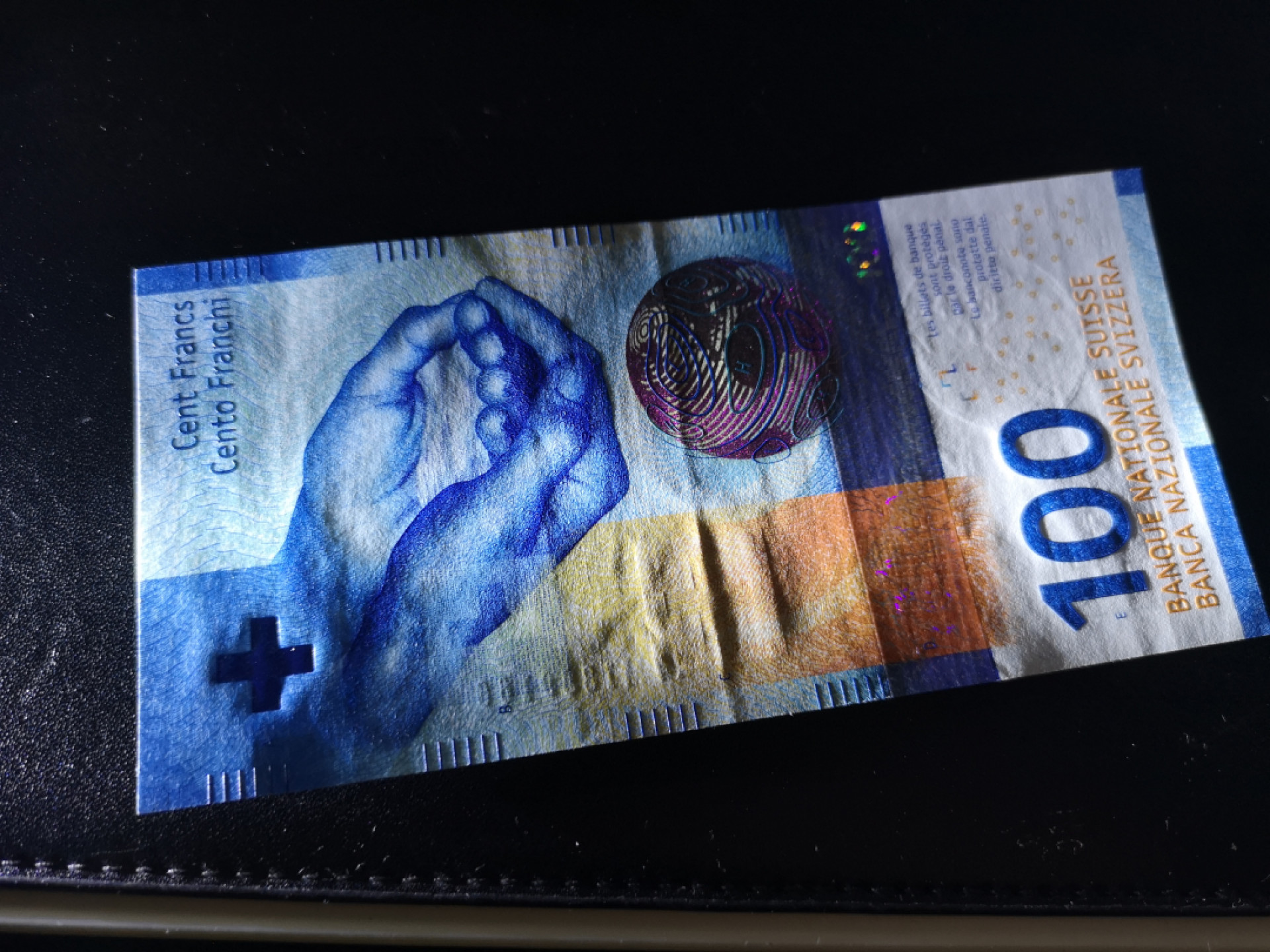《外钞收藏家》第一百二十六期拍卖 2017年瑞士手版100法郎 AU品相 质地原因 不打测光不明显