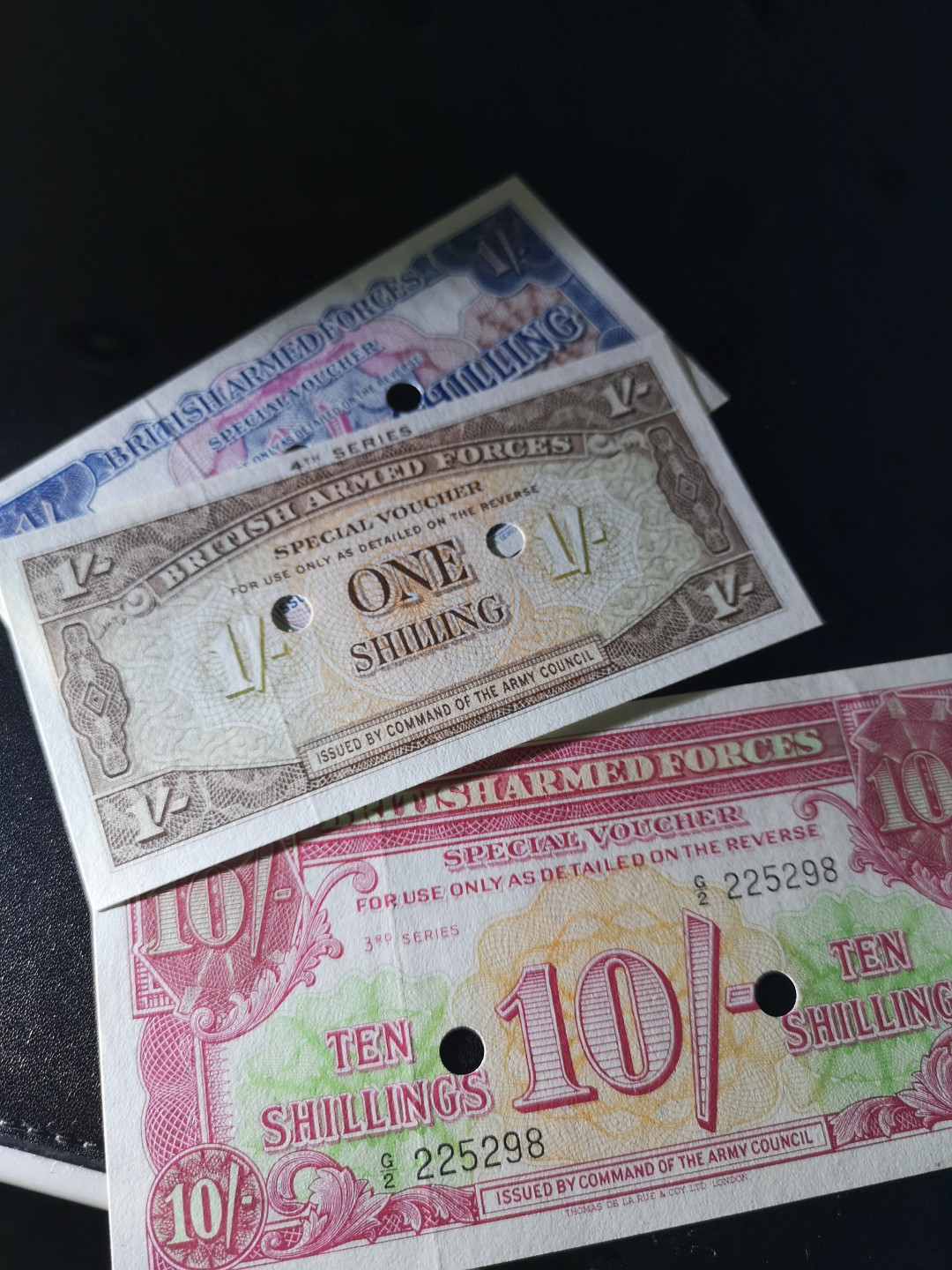 《外钞收藏家》第一百二十六期拍卖 英国军票 三张 已打孔 全新UNC