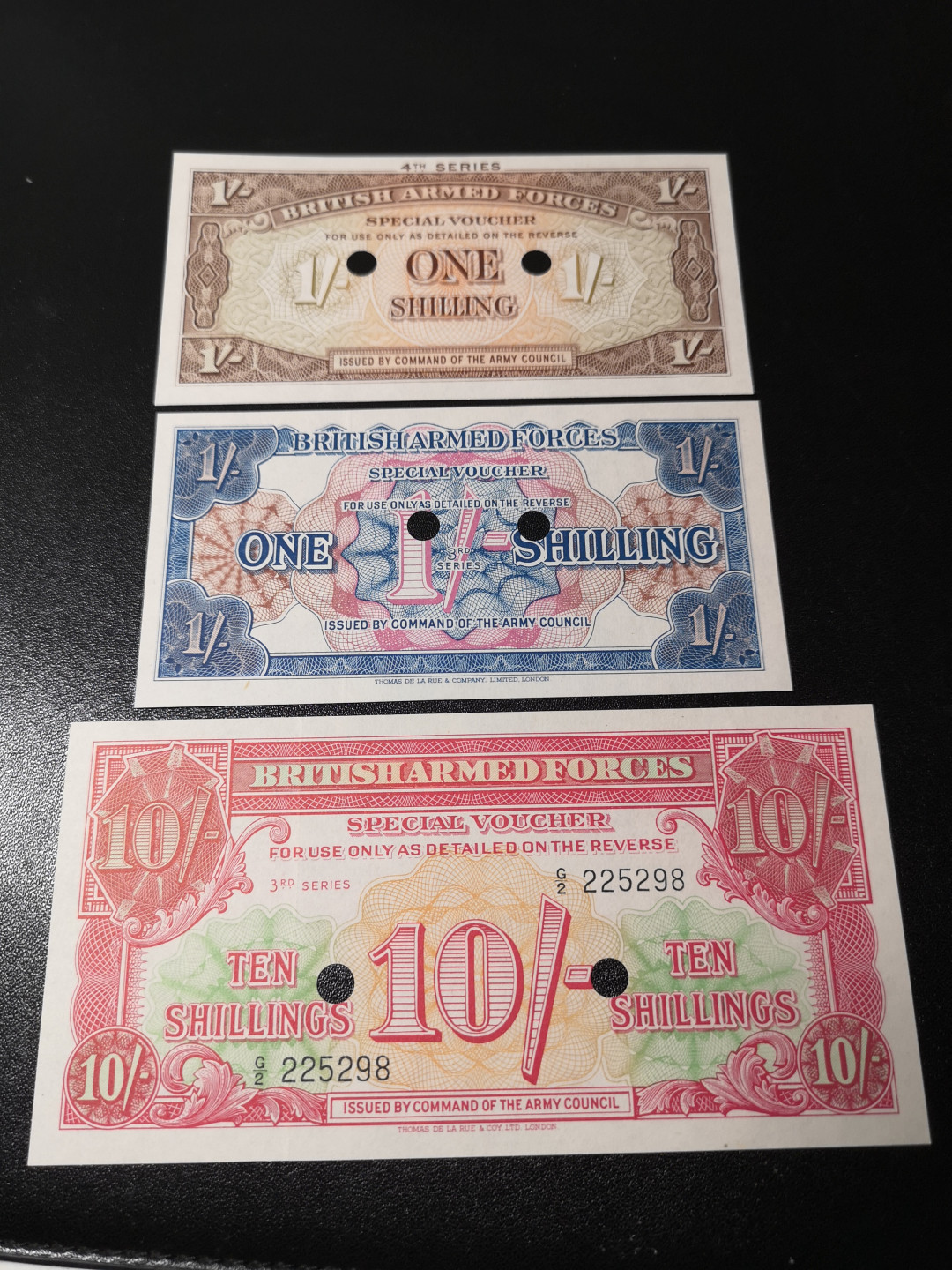 《外钞收藏家》第一百二十六期拍卖 英国军票 三张 已打孔 全新UNC