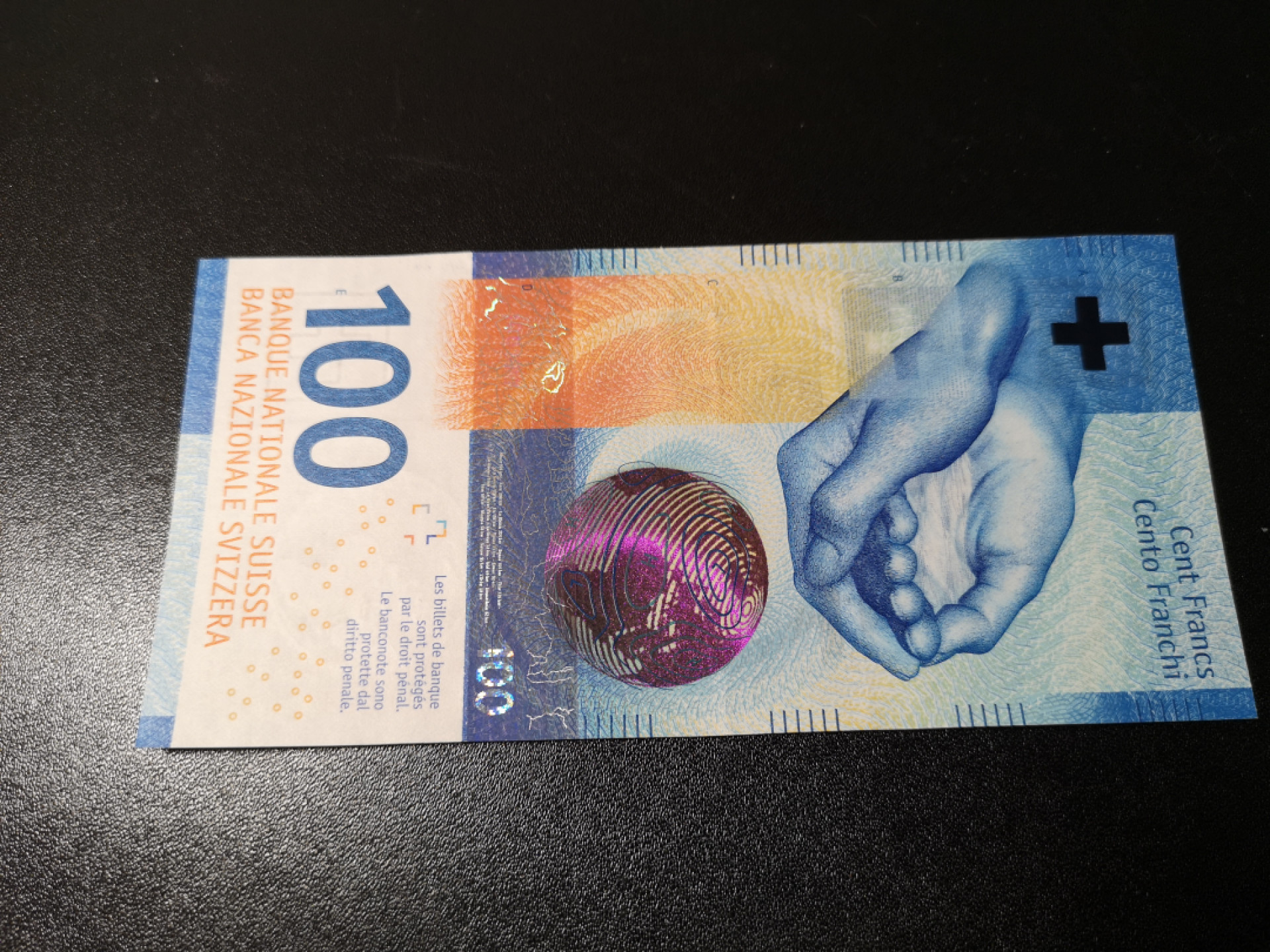 《外钞收藏家》第一百二十六期拍卖 2017年瑞士手版100法郎 AU品相 质地原因 不打测光不明显