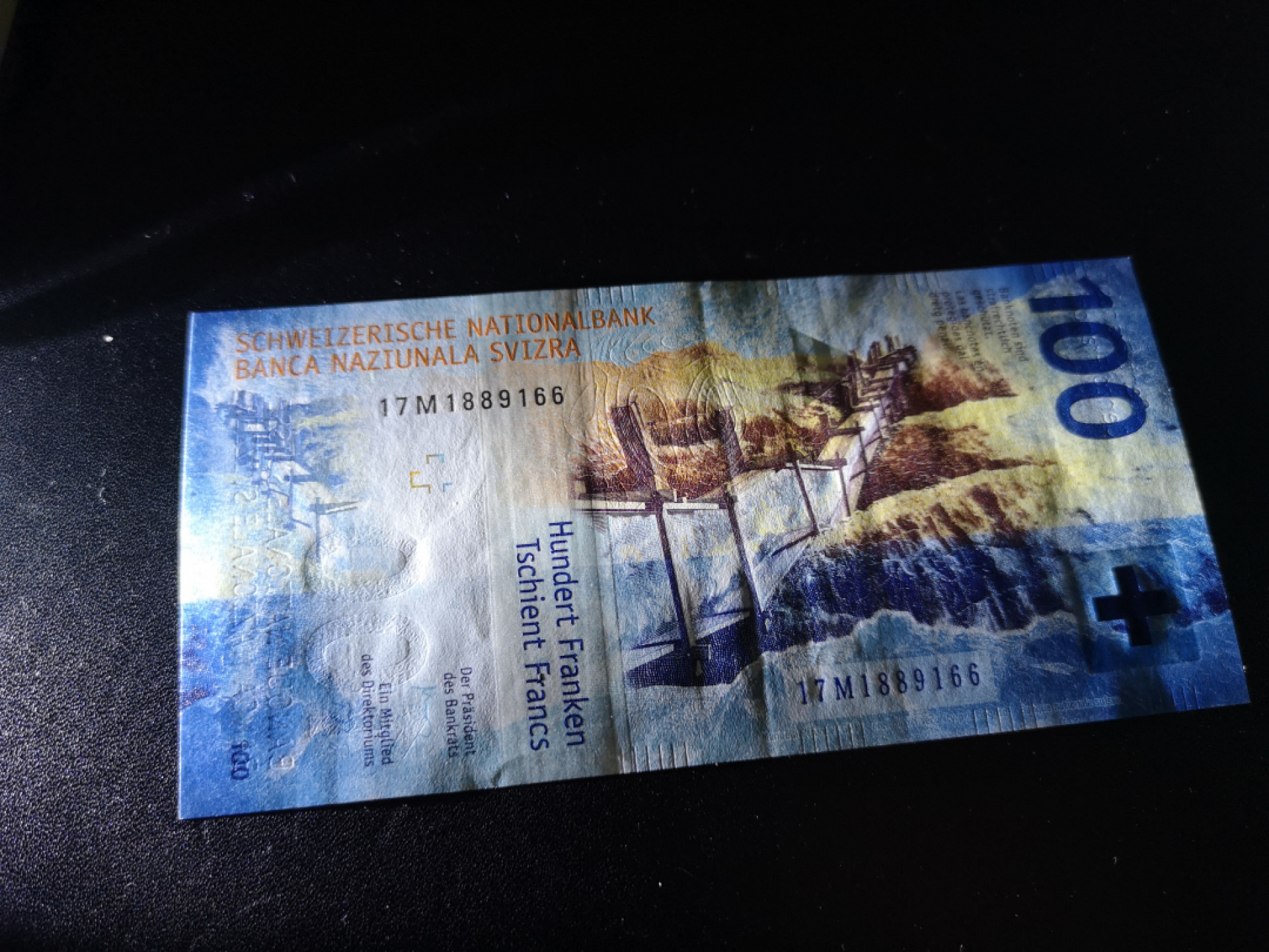 《外钞收藏家》第一百二十六期拍卖 2017年瑞士手版100法郎 AU品相 质地原因 不打测光不明显
