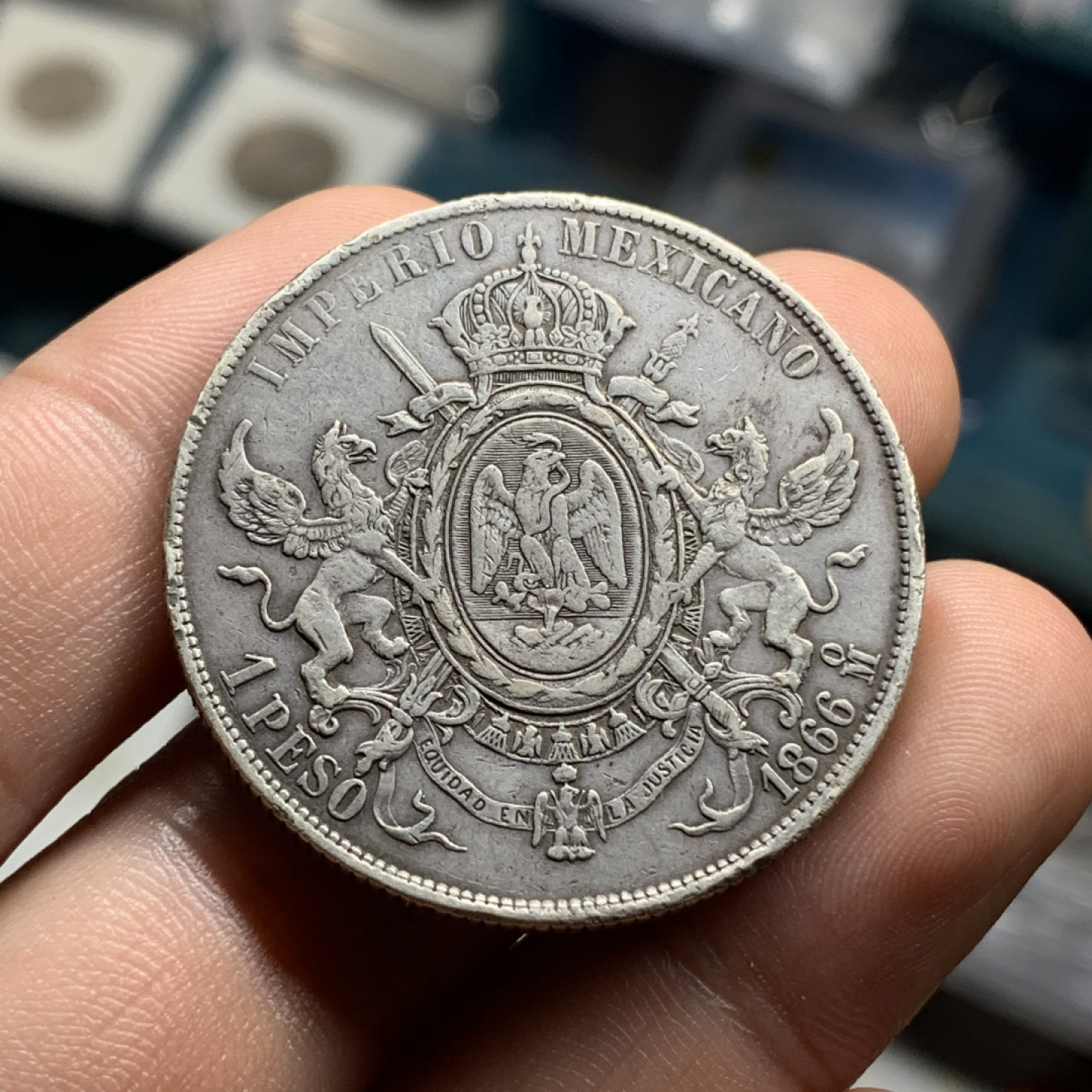 《竞宝斋》钱币微拍-第4场（0佣金包邮） 墨西哥 1866年大独裁者马克西米利安一世1比索大银币 少见品种 重量：27 g 直径：37.6 mm