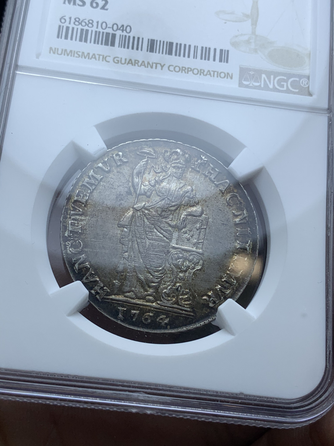 《竞宝斋》钱币微拍-第4场（0佣金包邮） NGC-MS62 荷兰1764年 站人 1盾 酱彩包浆 银币