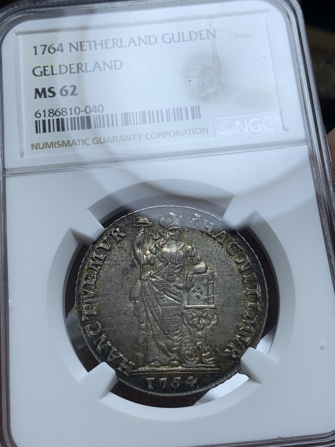 《竞宝斋》钱币微拍-第4场（0佣金包邮） NGC-MS62 荷兰1764年 站人 1盾 酱彩包浆 银币