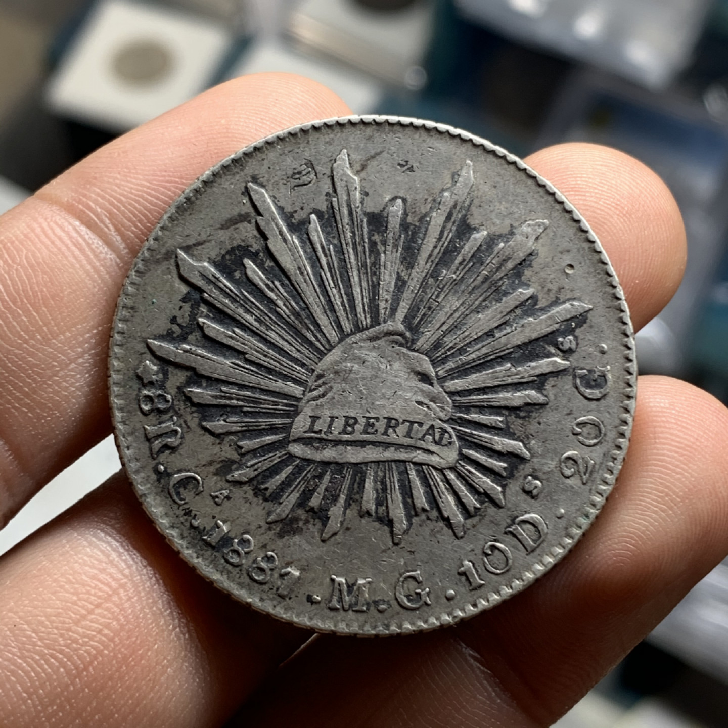 《竞宝斋》钱币微拍-第4场（0佣金包邮） 墨西哥 1881年花边鹰洋 老墨戳带字戳 重量：26.9 g 直径：39.4 mm