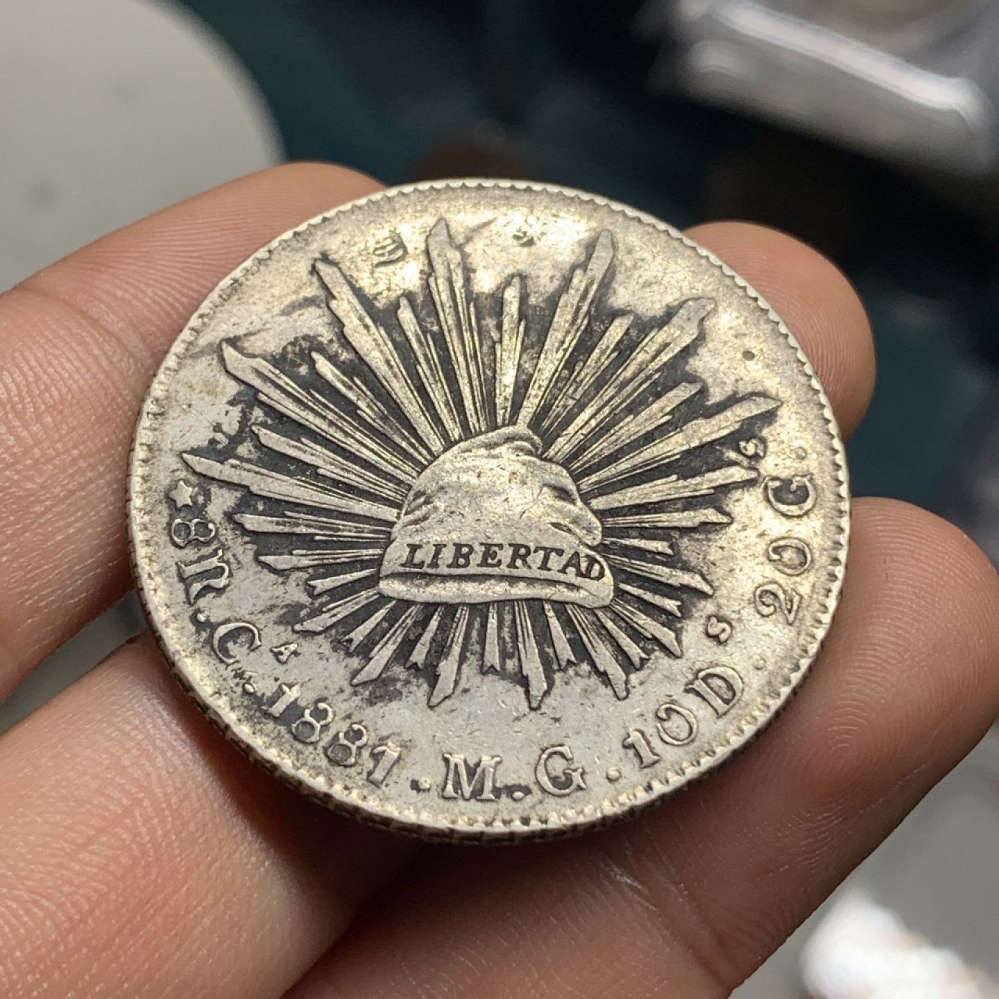 《竞宝斋》钱币微拍-第4场（0佣金包邮） 墨西哥 1881年花边鹰洋 老墨戳带字戳 重量：26.9 g 直径：39.4 mm