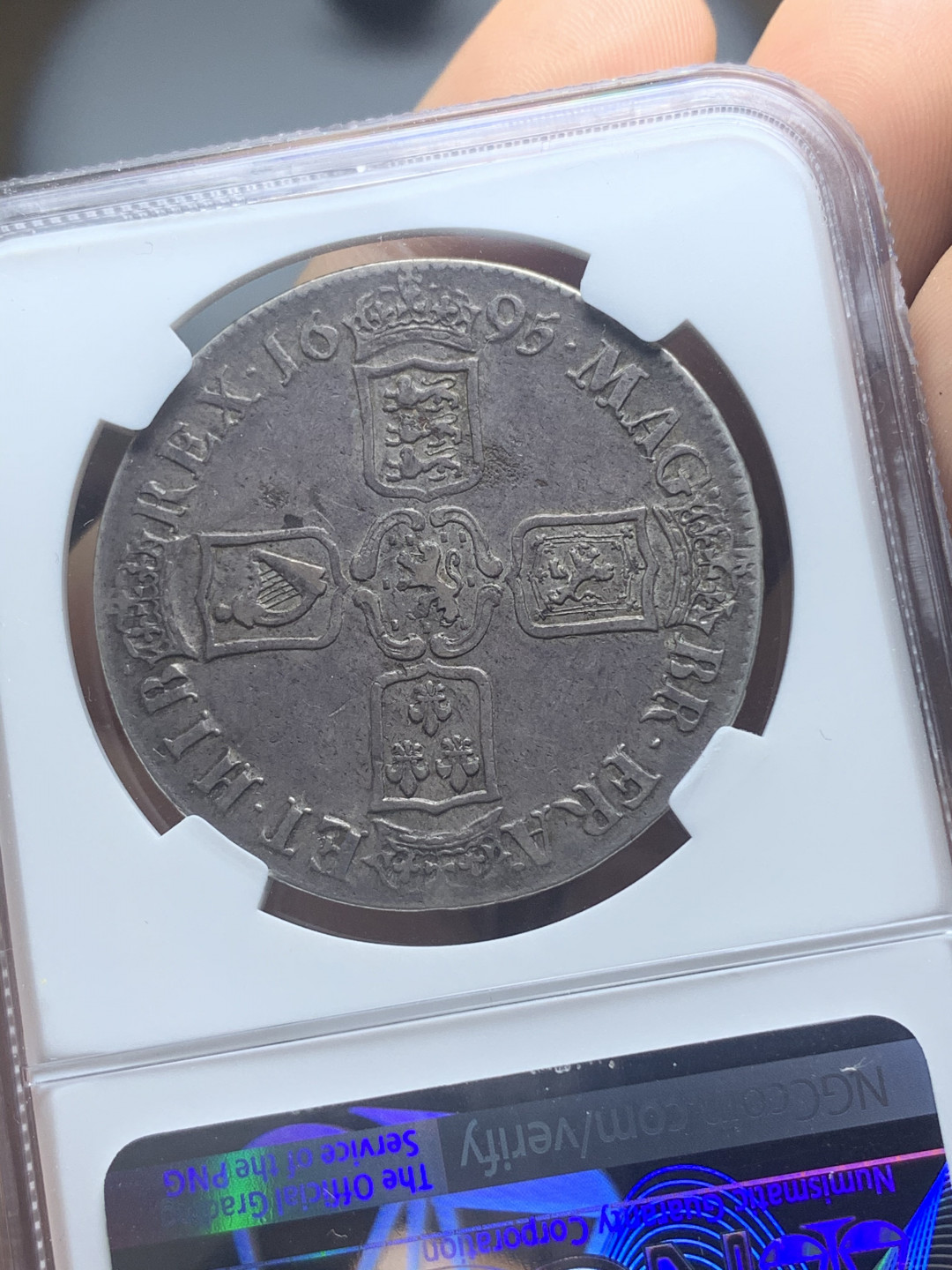 《竞宝斋》钱币微拍-第4场（0佣金包邮） NGC-XF45 英国1695年 威廉三世 原味黑包浆 克朗 大银币  HA二月份30分成交价564刀, 20年12月份XFD 成交价516刀