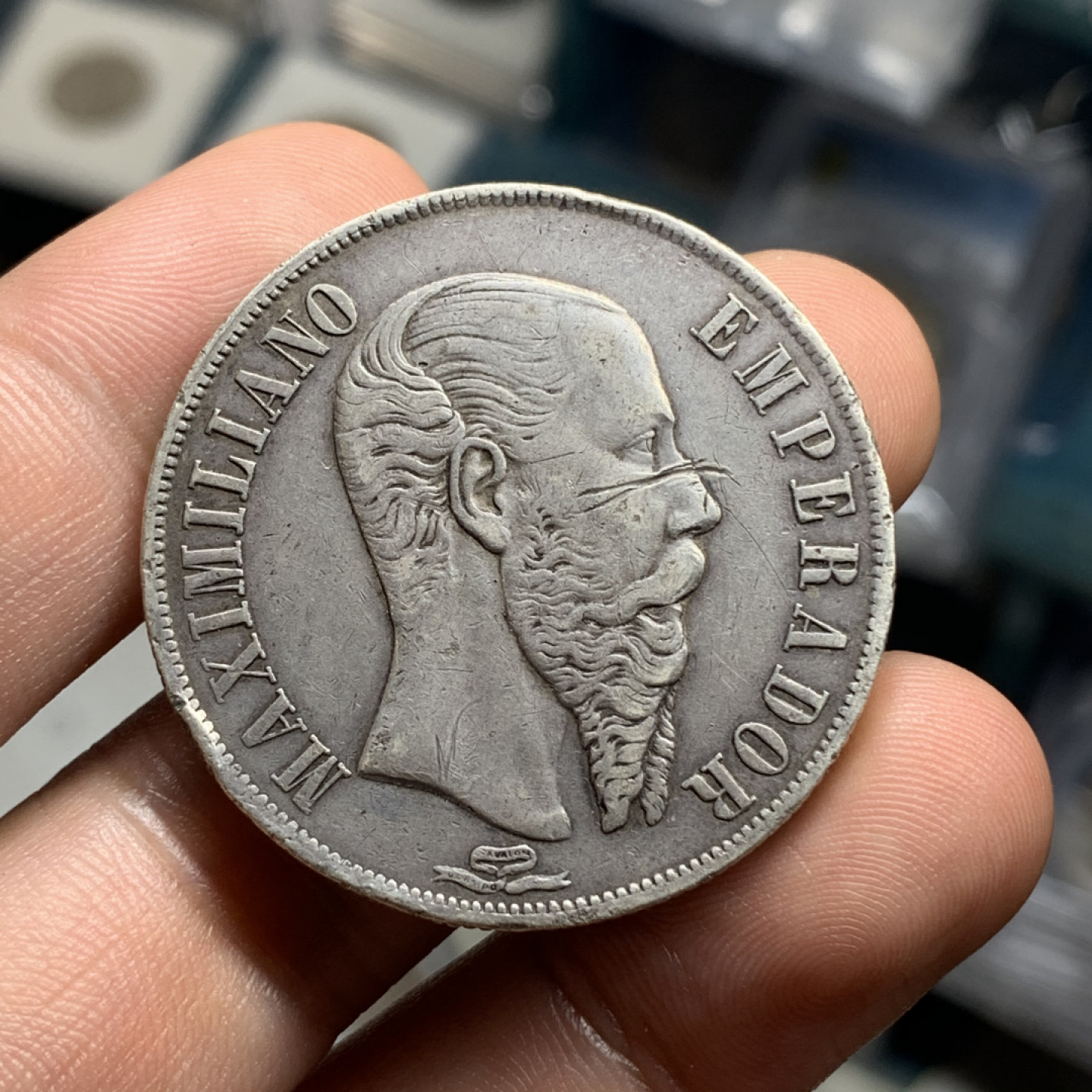 《竞宝斋》钱币微拍-第4场（0佣金包邮） 墨西哥 1866年大独裁者马克西米利安一世1比索大银币 少见品种 重量：27 g 直径：37.6 mm