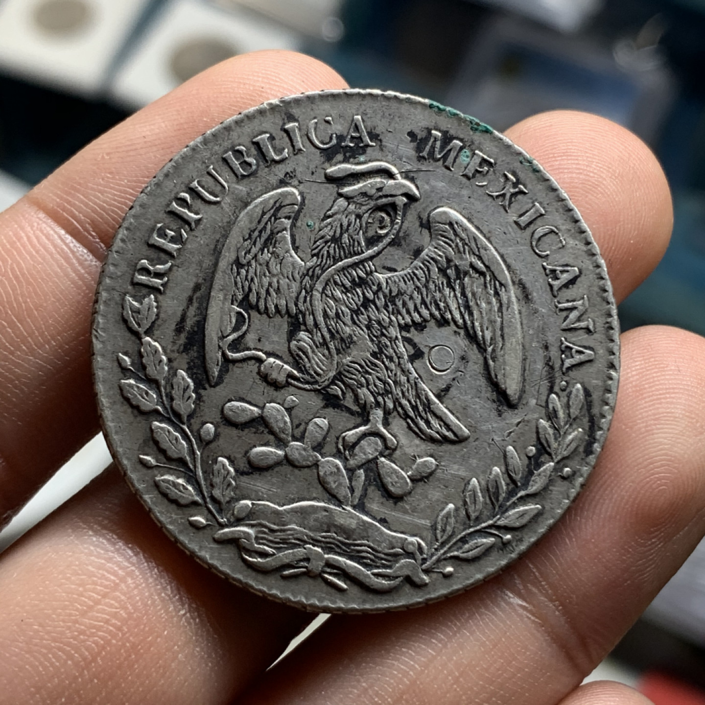 《竞宝斋》钱币微拍-第4场（0佣金包邮） 墨西哥 1881年花边鹰洋 老墨戳带字戳 重量：26.9 g 直径：39.4 mm