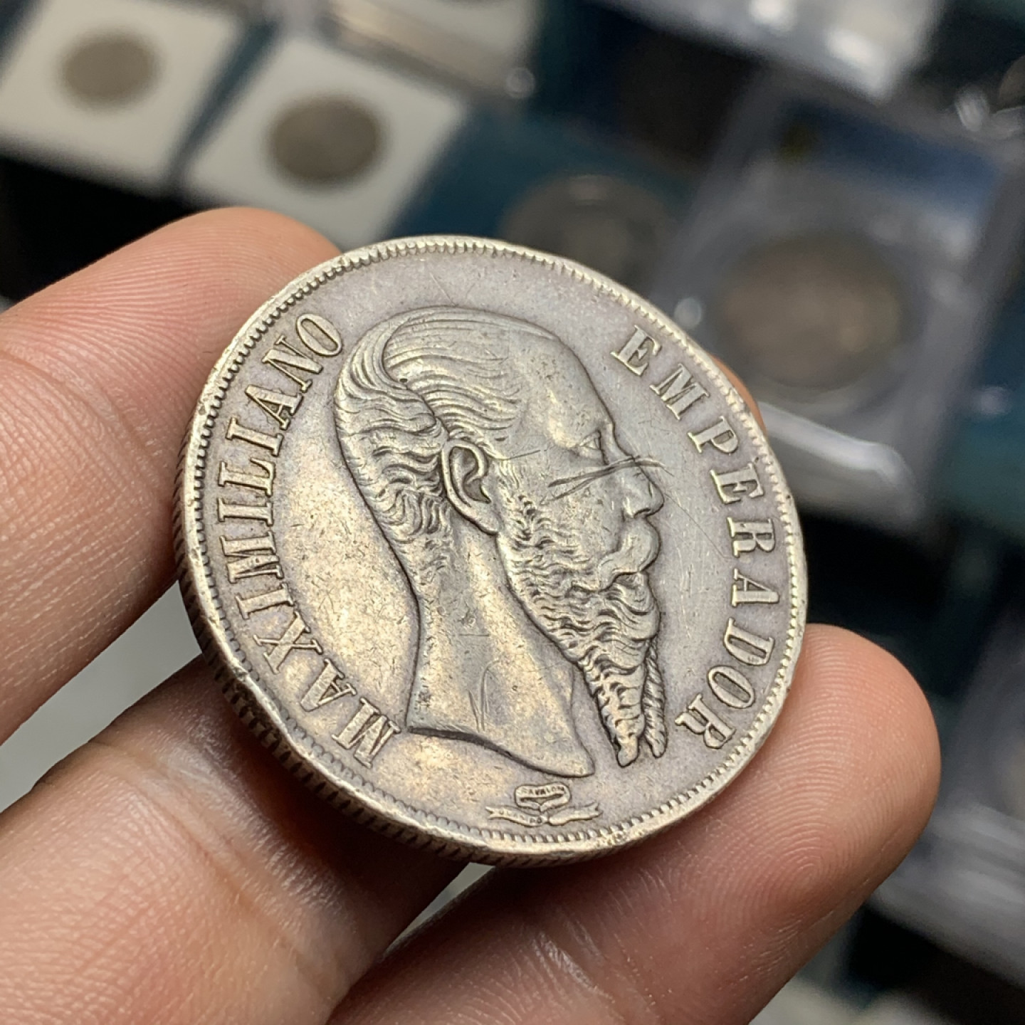 《竞宝斋》钱币微拍-第4场（0佣金包邮） 墨西哥 1866年大独裁者马克西米利安一世1比索大银币 少见品种 重量：27 g 直径：37.6 mm