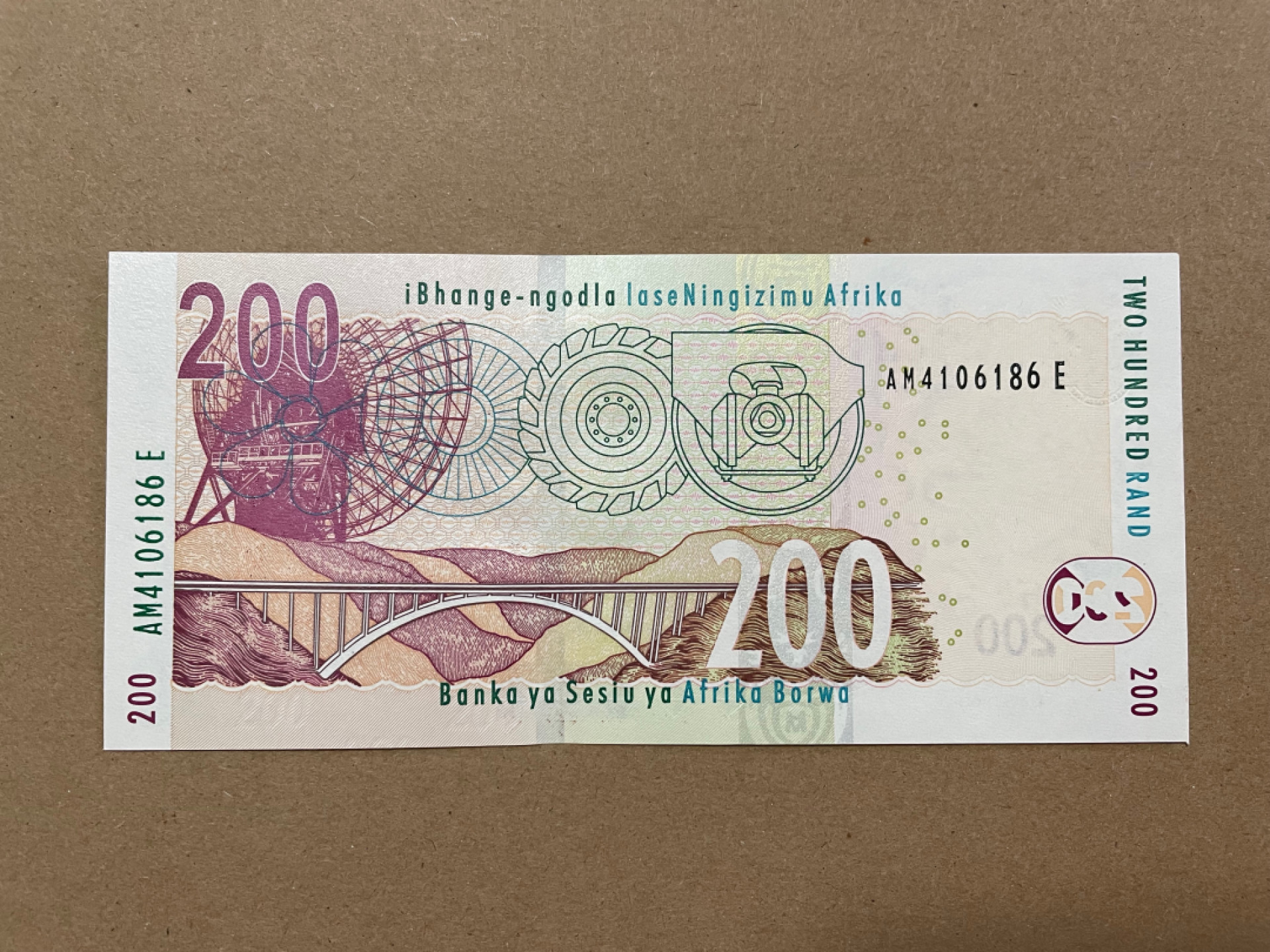 《张总收藏》36期—欧洲精品 南非200兰特 UNC 2005年 非洲豹