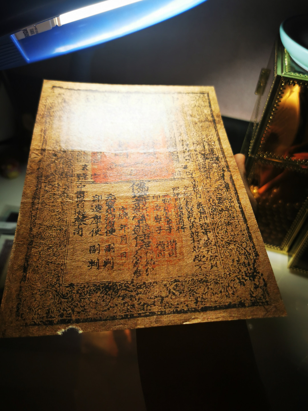 【鲸贝乐淘】千字文·第“妾御绩纺，侍巾帷房”号拍卖·两拍包邮·自动结拍 【猴年邮票雕刻版设计样】1983年猴年生肖邮票雕刻版设计样2张，塑封带设计师签名，加一张复制中统元宝钞，品相如图
