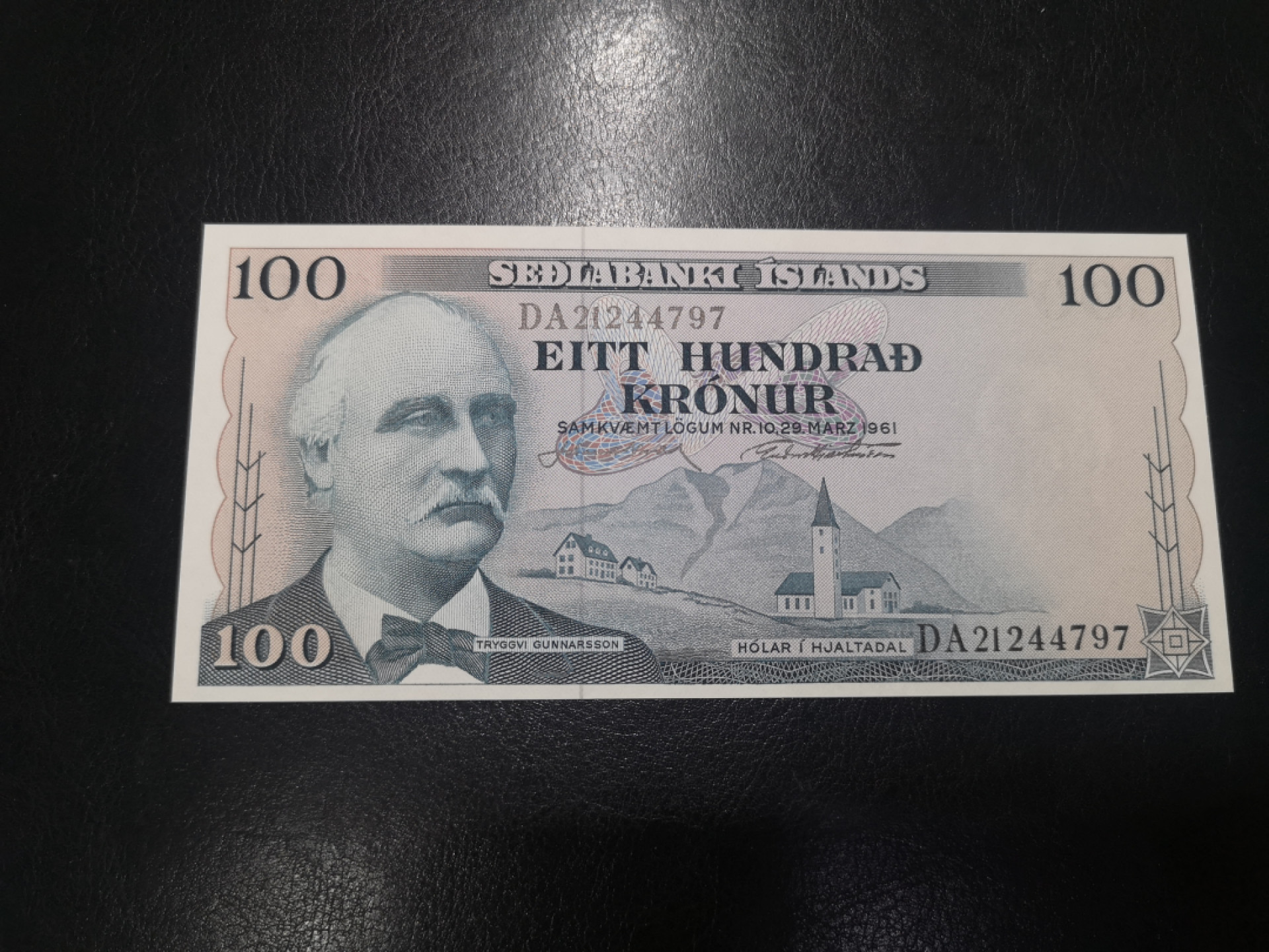 《外钞收藏家》第一百二十八期拍卖 1961年冰岛100克朗 全新UNC