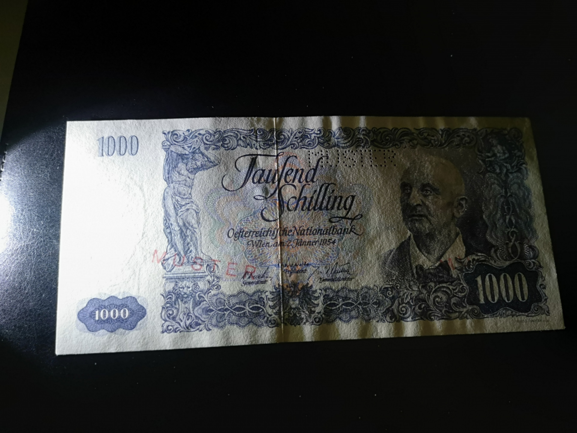 《外钞收藏家》第一百二十八期拍卖 1954年奥地利1000 近全新 无折 有轻微潮 角不是很尖 品相要求高的记得提早和问清楚品相