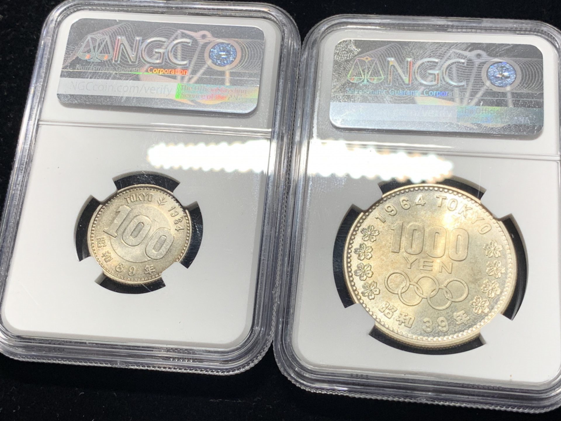 《竞宝斋》钱币微拍-第5场（0佣金包邮） 日本1964年 100，1000，MS63奥运银币一对 (其中一枚盒子下边缘有破损)