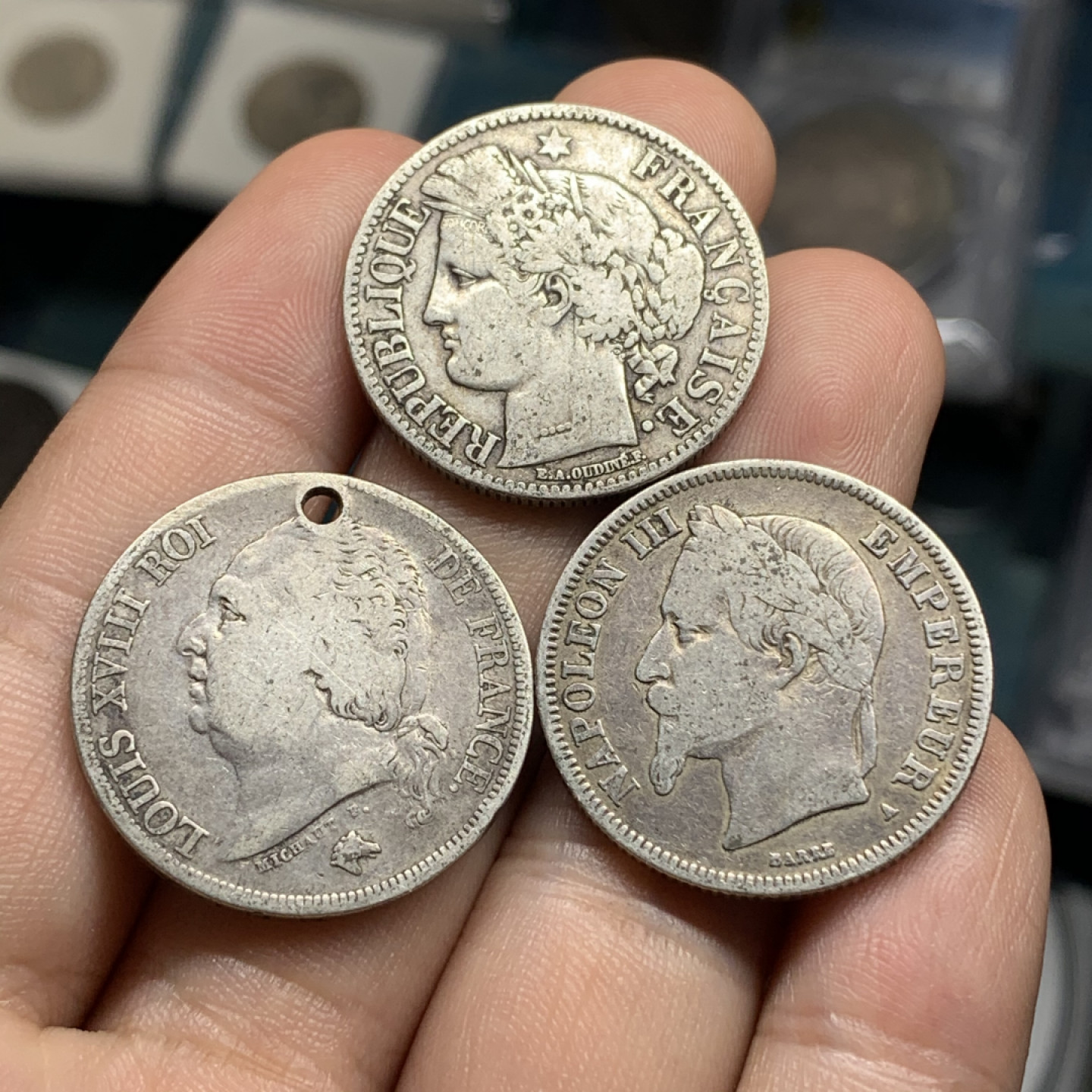 《竞宝斋》钱币微拍-第5场（0佣金包邮） 法国2法郎一组 路易十八(打孔)/拿破仑三世/谷物女神  银币单枚直径约27mm，总重量约29.1克