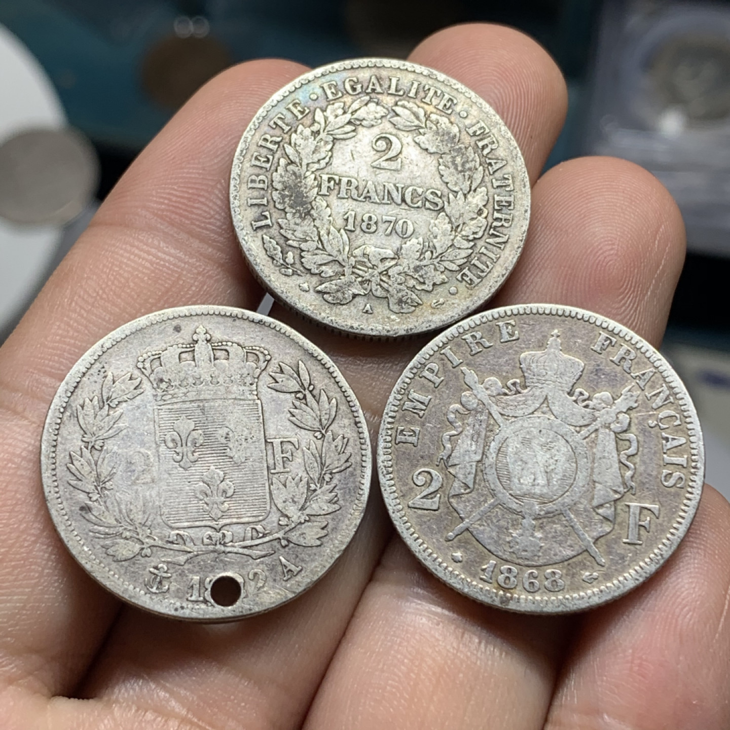 《竞宝斋》钱币微拍-第5场（0佣金包邮） 法国2法郎一组 路易十八(打孔)/拿破仑三世/谷物女神  银币单枚直径约27mm，总重量约29.1克