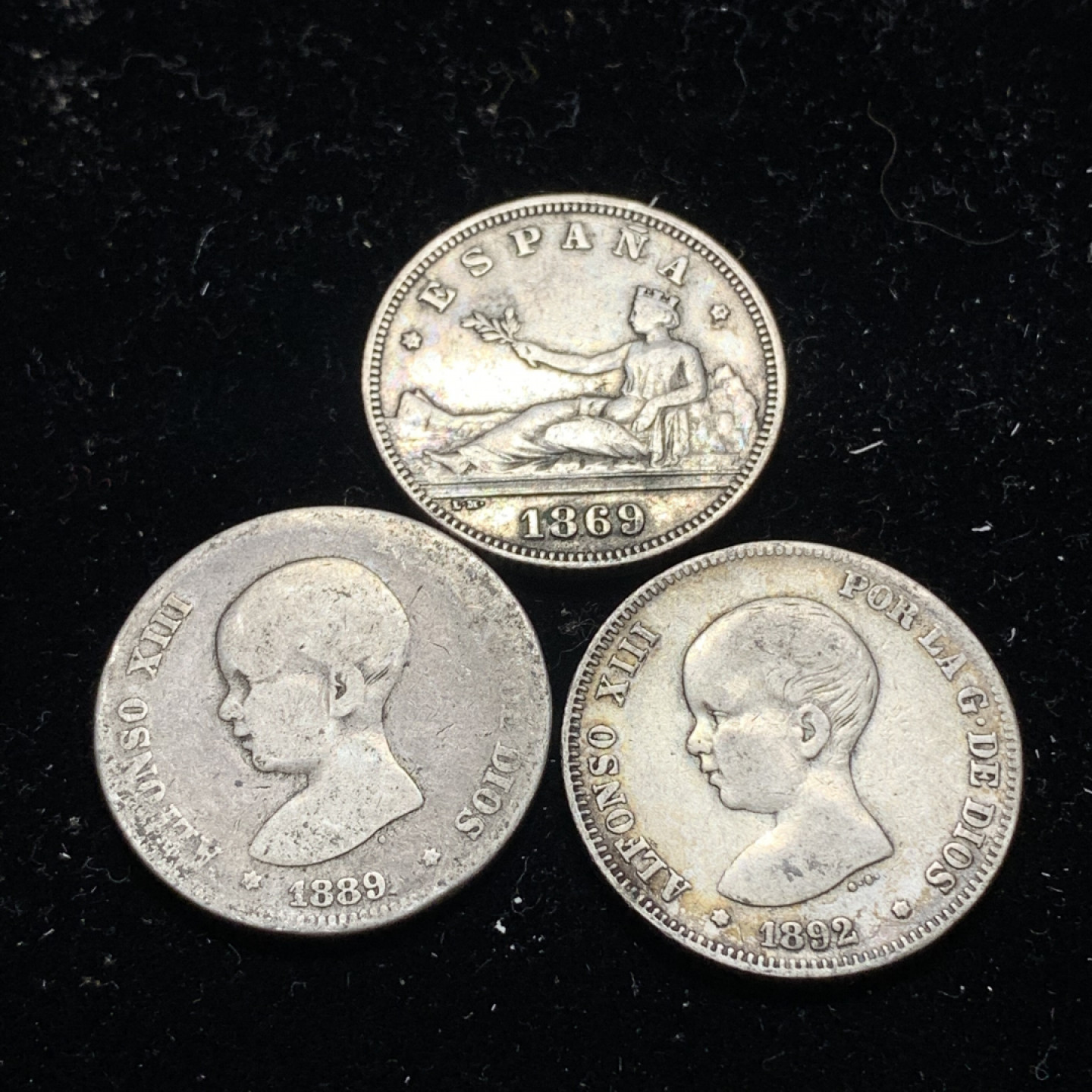 《竞宝斋》钱币微拍-第5场（0佣金包邮） 西班牙小双柱2比塞塔一组1869/1889/1892年 原味的男的较少年份 银币 单枚直径约27mm，总重约29.1克