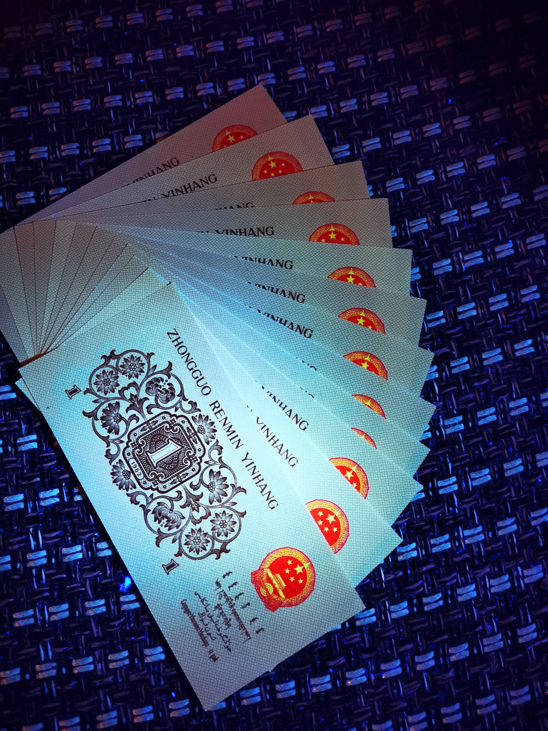千家情思，老金团拍！三版劳动一角新品种，国辉金光！钱坤高分评级，正面非常接近冰玉！差了一点未获双标，可见钱坤评级之严苛，背面国辉金光效果是顶级的，可谓熠熠生辉，三版劳动一角中发现如此另类，耀眼的荧光，是颠覆人们传统认知的大事件！后期应有超乎想象的表现空间！仅有的十几张！过节才舍得拿出来！捡漏来千家，拍拍无托价！旨在打造全世界最为纯净的拍场！ 三版劳动一角新品种，国辉金光！227冠2118417尾，钱坤评级65分，正面非常接近冰玉！差了一点未获双标，可见钱坤评级之严苛，背面国辉金光效果是顶级的，可谓熠熠生辉