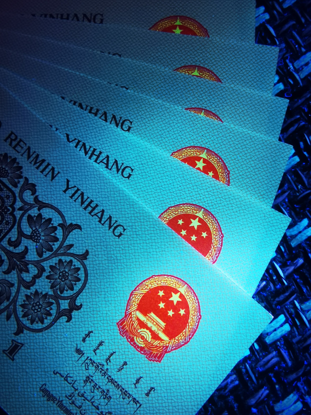 千家情思，老金团拍！三版劳动一角新品种，国辉金光！钱坤高分评级，正面非常接近冰玉！差了一点未获双标，可见钱坤评级之严苛，背面国辉金光效果是顶级的，可谓熠熠生辉，三版劳动一角中发现如此另类，耀眼的荧光，是颠覆人们传统认知的大事件！后期应有超乎想象的表现空间！仅有的十几张！过节才舍得拿出来！捡漏来千家，拍拍无托价！旨在打造全世界最为纯净的拍场！ 三版劳动一角新品种，国辉金光！227冠2118417尾，钱坤评级65分，正面非常接近冰玉！差了一点未获双标，可见钱坤评级之严苛，背面国辉金光效果是顶级的，可谓熠熠生辉