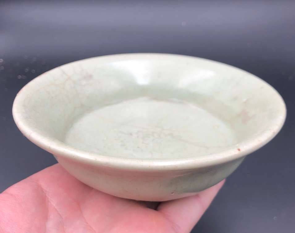 N&C 第十六期: 精品古董文物专场 龙泉窑青釉印花笔洗，物件没磕，器型端正，厚釉梅子青碧绿细腻，洗中印花，具体品相如图