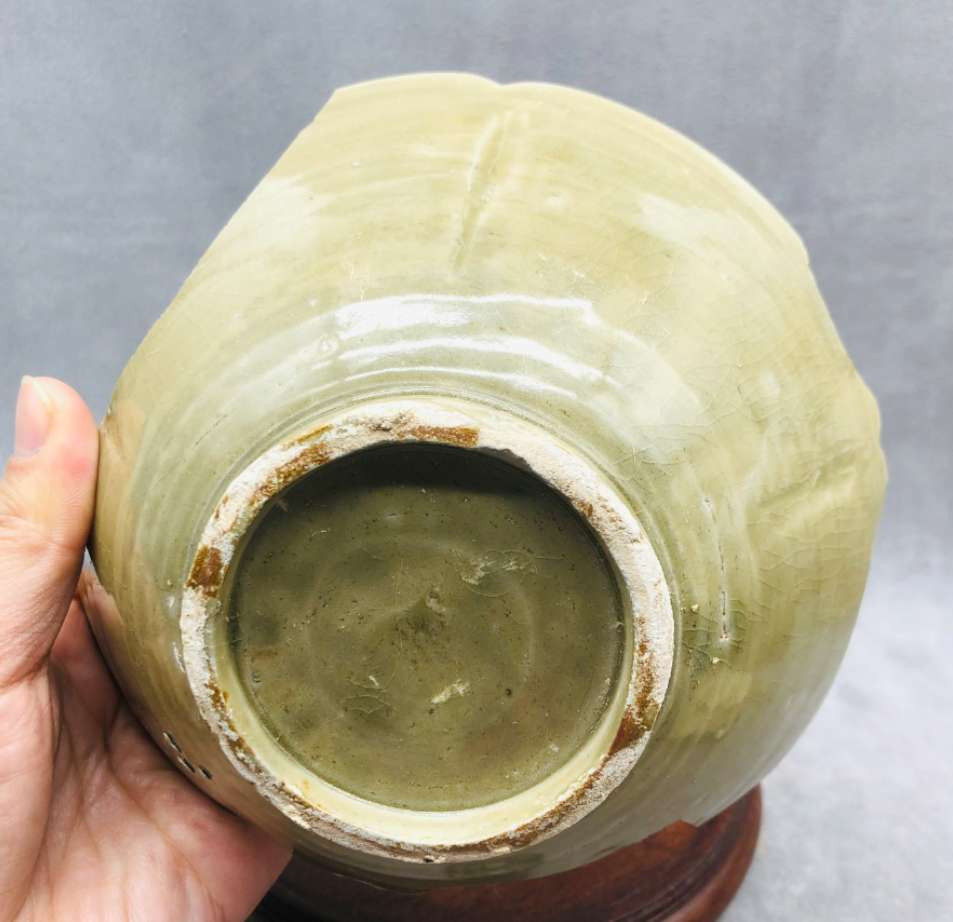 N&C 第十六期: 精品古董文物专场 樾腰瓜棱碗标本，造型古朴雅致，橄榄绿发色,釉水一级，尺寸大，档次高，垫烧痕迹明显，学习利器、喜欢的不要错过