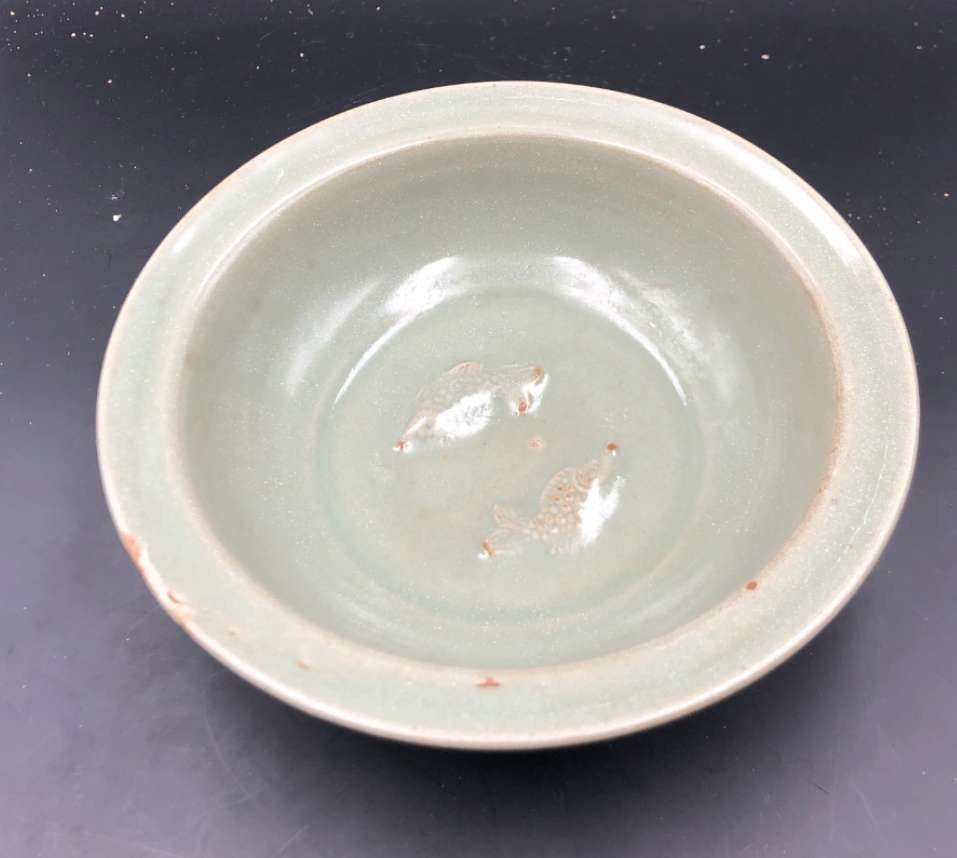 N&C 第十六期: 精品古董文物专场 难得窑口珍品! 龙泉窑青釉莲瓣双鱼洗，物件全品，器型端正，莲瓣漂亮，折沿器型，双鱼清晰，具体品相如图