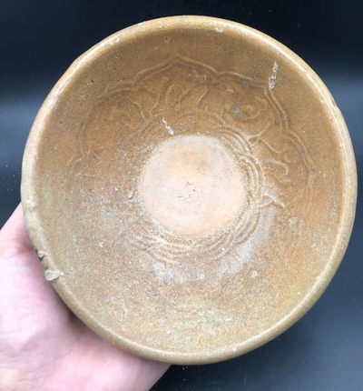 N&C 第十六期: 精品古董文物专场 - 龙泉窑黄釉刻花大碗，物件没磕，刻花清晰，具体品相如图