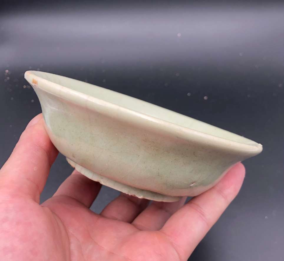 N&C 第十六期: 精品古董文物专场 龙泉窑青釉印花笔洗，物件没磕，器型端正，厚釉梅子青碧绿细腻，洗中印花，具体品相如图