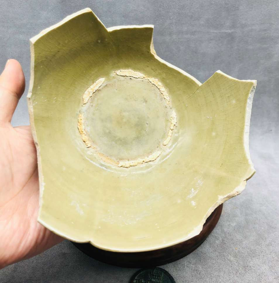 N&C 第十六期: 精品古董文物专场 樾腰瓜棱碗标本，造型古朴雅致，橄榄绿发色,釉水一级，尺寸大，档次高，垫烧痕迹明显，学习利器、喜欢的不要错过