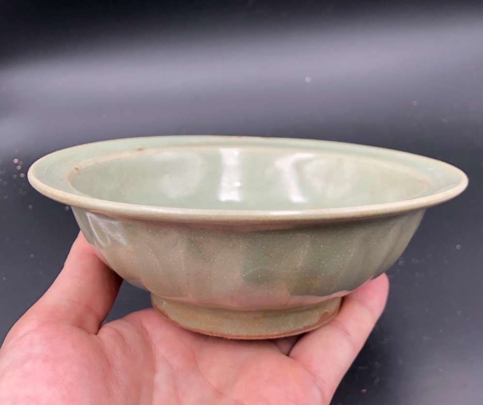 N&C 第十六期: 精品古董文物专场 难得窑口珍品! 龙泉窑青釉莲瓣双鱼洗，物件全品，器型端正，莲瓣漂亮，折沿器型，双鱼清晰，具体品相如图